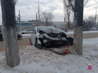 Авто занесло в дерево на заснеженной главной дороге Волгограда