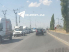 Мост Волжской ГЭС застыл в гигантской пробке