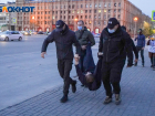 24-летний экс-рыцарь пришел с мамой на митинг в Волгоград: первым и задержали