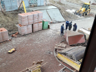 Об обрыве крюка на заполненной рабочими стройке сообщают волгоградцы