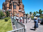 В центре Волгограда выставили оцепление из-за наплыва верующих