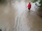 Двор-море сняли в Кировском районе на видео: женщина еле удержалась на ногах