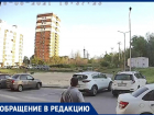 Бродячие собаки накинулись на играющих во дворе детей в Волгограде: ЧП сняли на видео