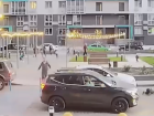 Малыша на самокате снесла машина в Волгограде, отец ударил водителя: видео 