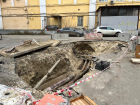Коммунальную яму разрыли между двух крупных ТЦ Волгограда