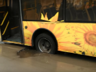 Жители Волгограда сняли на видео застрявший в дорожной яме пассажирский автобус