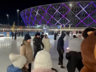 Андрей Бочаров покатался на коньках с женой в центре Волгограда