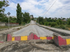Спустя год после закрытия моста в поселке под Волгоградом власти начали его ремонт