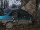 Водитель ВАЗ-21099 протаранил дом под Волгоградом: 4 человека пострадали