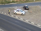На видео попало, как волгоградец протаранил фигуру мяча в центре города
