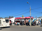Впечатляющая толпа ошарашенных людей замечена на юге Волгограда