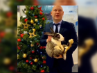 Депутат волгоградской гордумы записал поздравление, держа за шкирку испуганный символ года