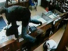 Разыскиваются очевидцы ограбления ювелирного магазина в Камышине на 7 млн рублей