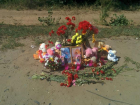 На место гибели семьи Перчиевых в ДТП под Волгоградом приносят цветы и детские игрушки