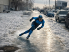 Конькобежца заметили на обледенелом тротуаре в Волгограде 