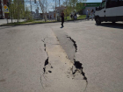 «Родниковая уходит под землю»: жители микрорайона Волгограда бьют тревогу из-за опасных провалов