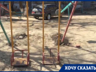 Волгоградка сняла на видео вырванные качели во дворе Дзержинского района