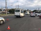 Открытая черепно-мозговая травма и гематомы: в Волгограде родные выпавшей из маршрутки женщины ищут свидетелей аварии