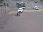 Мотоциклист вылетел из-под колес Kia в центре Волгограда — видео 