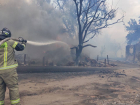 В Волгограде четыре часа отбивали частный сектор от пожара 