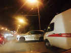 BMW X5 протаранил рекламный щит и столб после столкновения с Range Rover в Волгограде: двое в больнице
