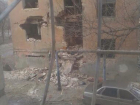 Дом под снос на севере Волгограда разбирают по кирпичикам бомжи и наркоманы 