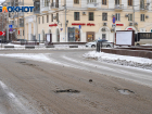 В центре Волгограда танки разрушили дорогу