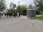 Волгоградцы после Парада Победы выстроились в очереди в туалеты и за едой