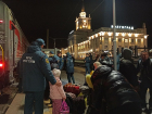 Взрослых и 14 детей из ЛНР и ДНР ночью эвакуировали в Волгоград 
