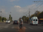 Пешеход-камикадзе попал на видео в центре Волгограда