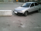 В центре Волгограда лихач на «десятке» опрокинул железобетонный блок на девушку-пешехода