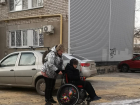 В Волгограде полностью очистили дорогу во дворе, где живет 11-летний мальчик с ДЦП: видео 
