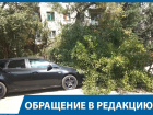 Рухнувший на автомобиль тополь чуть не убил парня на юге Волгограда