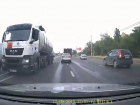 Чудесное спасение волгоградца на легковушке от летящей по «встречке» фуры попало на видео