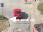 «Камни для ямы собирали по всей округе»: странный ремонт сняли на видео в Волгограде