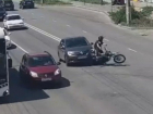 Чудом вынырнул из-под колес иномарки зазевавшийся мотоциклист в Волгограде