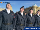 Красавицы-полицейские и мужественные ОМОНовцы: стражи порядка отметили профессиональный праздник в Волгограде