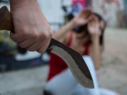 Волгоградец порезал ножом сестру: женщину спасают в больнице