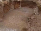 Гигантскую яму с трупным запахом обнаружили у кладбища под Волгоградом