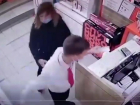 Неудачная попытка женщины отобрать у продавца мобильный с помощью электрошокера попала на видео в Волгограде