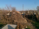 На Моторном кладбище в Волгограде мусор завалил могилы