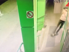 «Поработал с огоньком»: на видео попал «танцующий» налет на волгоградский алкомаркет