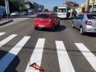 В Волгограде на пустой дороге женщину сбила иномарка: ДТП попало на видео