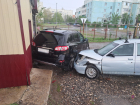 Под Волгоградом автомобилистка устроила массовое ДТП и «впечатала» Hyundai в стену