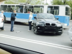 Леди на BMW протаранила троллейбус на западе Волгограда