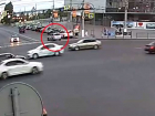  В центре Волгограда сбили 19-летнего самокатчика  —  видео 