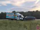 Набитый дынями грузовик и Opel столкнулись под Волгоградом: есть погибший