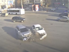 Жесткое ДТП у ТЮЗа в Волгограде попало на видео