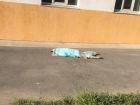 Молодая женщина насмерть разбилась при падении из окна на севере Волгограда