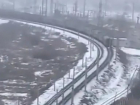 Искрящийся поезд попал на видео  в Волгограде